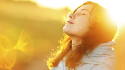 વિટામિન ડીનો બેસ્ટ સ્ત્રોત સૂર્યપ્રકાશ છે, પરંતુ તેમ છતાં, મોટાભાગના લોકો વિટામિન ડીની ઉણપથી પીડાય છે. એક્સપોઝર, પ્રદૂષણ અને સૂર્યપ્રકાશ આના મુખ્ય કારણો છે. લાંબા ગાળાના વિટામિન ડીની ઉણપ ગંભીર સ્વાસ્થ્ય સમસ્યાઓ તરફ દોરી શકે છે.