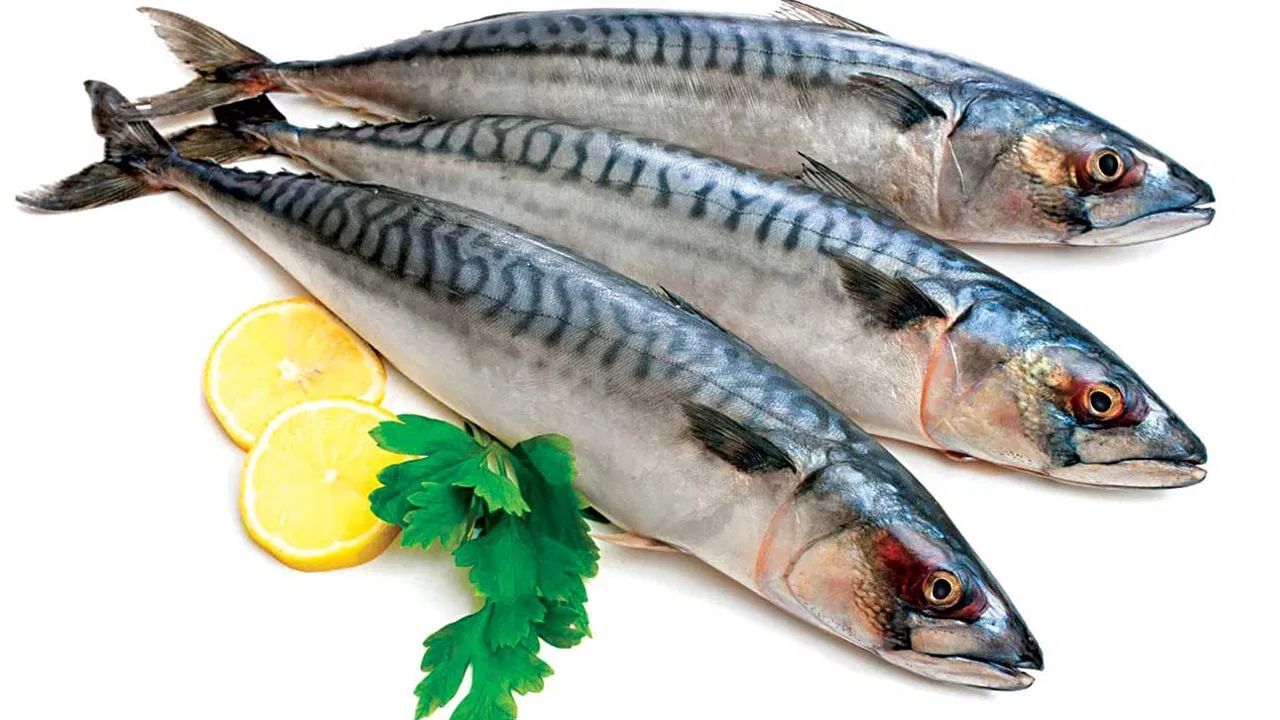 ફેટી ફિશને વિટામિન ડીનો કુદરતી અને ઉત્તમ સ્ત્રોત માનવામાં આવે છે. સૅલ્મોન, મેકરેલ, ટુના અને સારડીન જેવી દરિયાઈ માછલીઓ વિટામિન ડીથી ભરપૂર હોય છે. આ માછલીઓ ઓમેગા-3 ફેટી એસિડથી પણ ભરપૂર હોય છે, જે હૃદયના સ્વાસ્થ્ય માટે ફાયદાકારક છે.