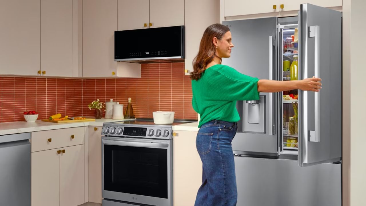 લોકો ઘણીવાર મૂંઝવણમાં હોય છે કે શિયાળા દરમિયાન તેમના રેફ્રિજરેટરનો ઉપયોગ કરવો જોઈએ કે નહીં. ઘણા લોકો વીજળી બચાવવા માટે શિયાળા દરમિયાન તેને બંધ પણ કરે છે, પરંતુ જ્યારે તેઓ ઉનાળામાં તેને પાછું ચાલુ કરે છે, ત્યારે ફ્રિજ યોગ્ય રીતે કામ કરી શક્તુ નથી. ચાલો જોઈએ કે શું તમારે શિયાળા દરમિયાન તમારા રેફ્રિજરેટરને બંધ કરવું જોઈએ કે નહીં. જો નહીં, તો તેને કયા સ્તરે ચલાવવું જોઈએ ચાલો જાણીએ