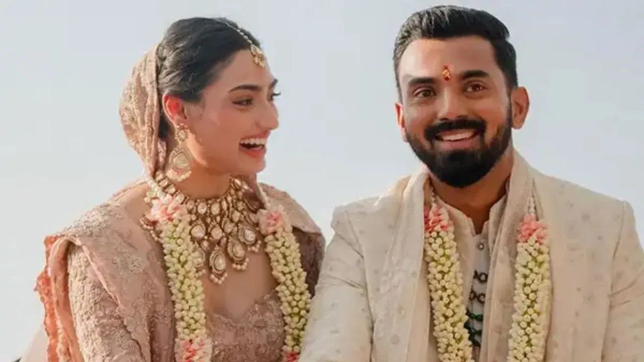 કેએલ રાહુલ-આથિયા શેટ્ટી : ક્રિકેટર કેએલ રાહુલ અને અભિનેત્રી આથિયા શેટ્ટી સોશિયલ મીડિયા પર ખૂબ જ લોકપ્રિય છે. તેઓએ 2023 માં લગ્ન કર્યા હતા, અને ત્યારથી, ચાહકો તેમને એક પરફેક્ટ મેચ કહે છે. તેઓએ તેમના લગ્ન પહેલા તેમના સંબંધોનો ખુલાસો કર્યો હતો અને તાજેતરમાં માતાપિતા બન્યા હતા.