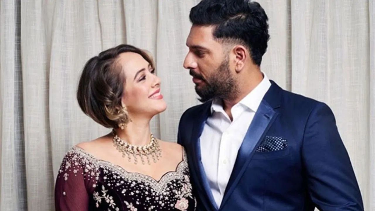 યુવરાજ સિંહ-હેઝલ કીચ : ભૂતપૂર્વ ભારતીય ઓલરાઉન્ડર યુવરાજ સિંહ અને અભિનેત્રી હેઝલ કીચે 2016 માં લગ્ન કર્યા હતા. હેઝલ બોડીગાર્ડ સહિત ઘણી ફિલ્મોમાં જોવા મળી છે. હેઝલ બિગ બોસમાં પણ સ્પર્ધક રહી ચૂકી છે. આ કપલની લવ સ્ટોરી ખૂબ જ અદ્ભુત રહી છે.