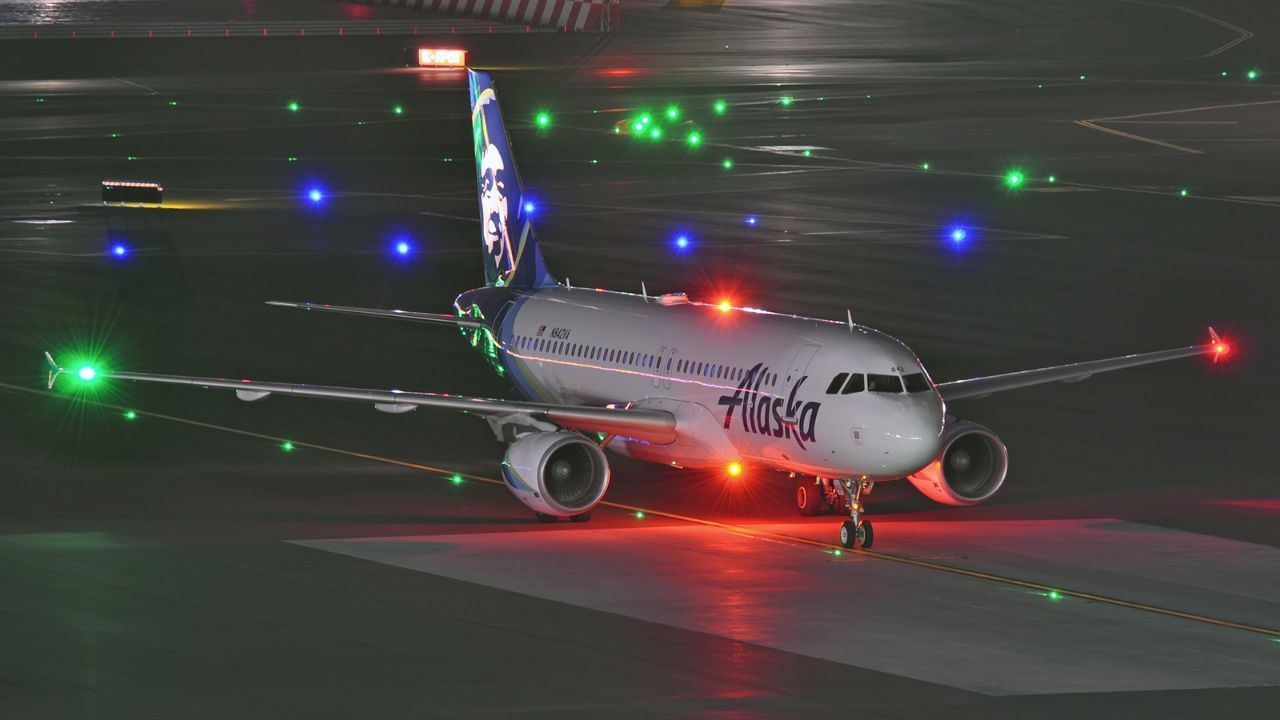 તે શા માટે મહત્વપૂર્ણ છે?: વિશ્વના દરેક વિમાનમાં કડક અને પ્રમાણિત લાઇટિંગ સિસ્ટમનું પાલન કરવામાં આવે છે. FAA અને ICAO જેવા ઉડ્ડયન અધિકારીઓ આ લાઇટ્સ ફરજિયાત કરે છે. જેથી પાઇલોટ્સ અંધારામાં અંતર, દિશા અને ગતિનો અંદાજ લગાવી શકે. આ લાઇટ્સ વિના, વિમાનને આકાશમાં નોંધપાત્ર મુશ્કેલીઓનો સામનો કરવો પડશે.