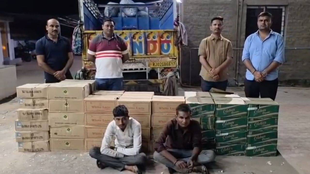 Gandhinagar : લસણની આડમાં દારૂની હેરાફેરીનો પર્દાફાશ ! 12 લાખના મુદ્દામાલ સાથે 2 આરોપીની ધરપકડ, જુઓ Video