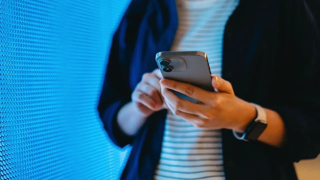 જો તમે નથી ઈચ્છતા કે તમારી વાતો અથવા ડેટા કંપનીઓ સુધી પહોંચે, તો તમે કેટલાક સરળ પગલાં લઈ શકો છો. આમાં ફોનની Settings → Privacy → Permissions માં જઈને જુઓ કે, કયા એપ્સમાં માઇક્રોફોન અથવા કેમેરાનું ઍક્સેસ છે અને જે જરૂર ન હોય તેમાંથી તે પરમિશન દૂર કરો. Google અથવા Facebookની પ્રાઇવસી સેટિંગ્સમાં જઈને ડેટા કલેક્શનને એક લિમિટ પર સેટ કરી શકો છો. જો તમે વોઇસ આસિસ્ટન્ટનો ઉપયોગ ન કરતા હોવ, તો તેને ડિસેબલ કરી દો.