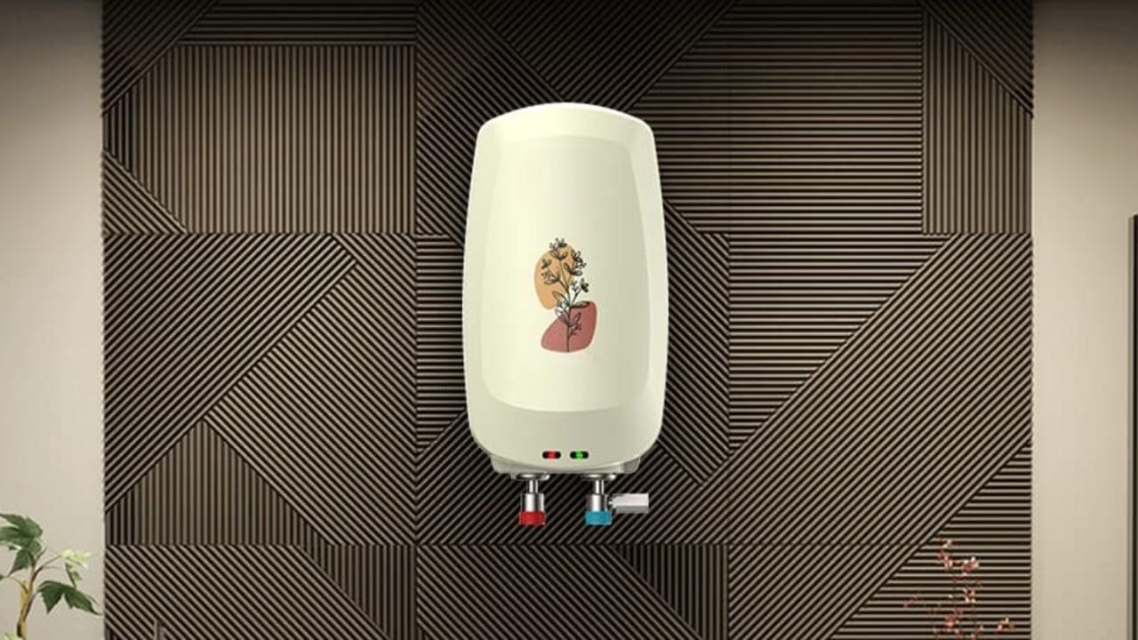 ઘણા લોકો દર વખતે સ્નાન કરતી વખતે અથવા વાસણ ધોતી વખતે ગીઝર ચાલુ કરે છે, પરંતુ ઘણા વખત ગીઝરમાં પહેલેથી ગરમ પાણી રહે છે. ગીઝર ચાલુ કરતાં પહેલાં નળ ખોલીને તપાસવું જોઈએ કે પાણી ગરમ છે કે નહીં. જો પાણી પહેલેથી જ ગરમ હોય, તો ગીઝર ફરી ચાલુ કરવાની જરૂર નથી. આ સરળ પગલાથી તમે વીજળીના બિલમાં નોંધપાત્ર બચત કરી શકો છો.