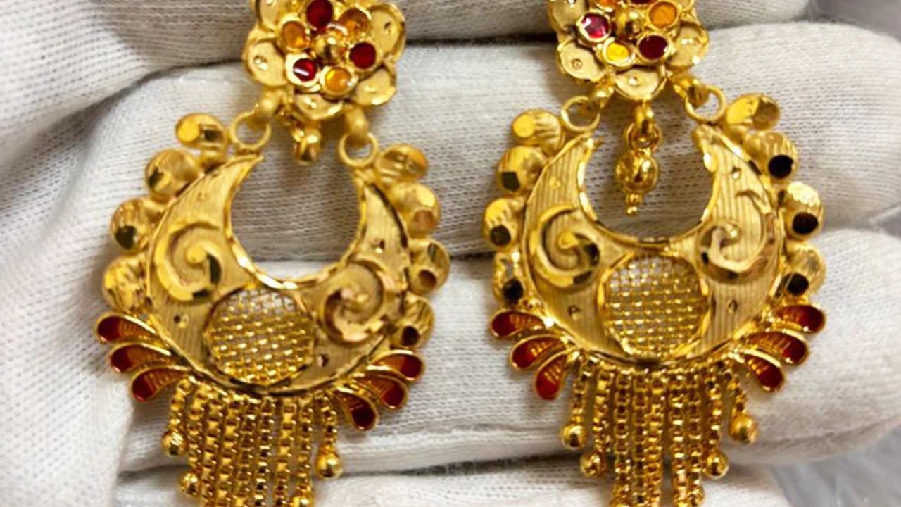 વાસ્તુમાં દિશા ખાસ ભૂમિકા ભજવે છે. વાસ્તુશાસ્ત્ર અનુસાર, સોનું અને ચાંદી ક્યારેય દક્ષિણ કે દક્ષિણ-પૂર્વ દિશામાં ન રાખવી જોઈએ. આ દિશામાં ધન અને મિલકત ક્યારેય સ્થિર રહેતી નથી.