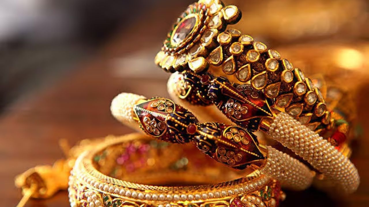 શાસ્ત્રો અનુસાર, ઉધાર લીધેલા પૈસા, દેવા અથવા વ્યાજથી ખરીદેલું સોનું વાપરવું પણ અશુભ માનવામાં આવે છે. આવું સોનું ક્યારેય ઘરમાં ટકતું નથી, પરંતુ પ્રતિકૂળ પરિણામો આપે છે.