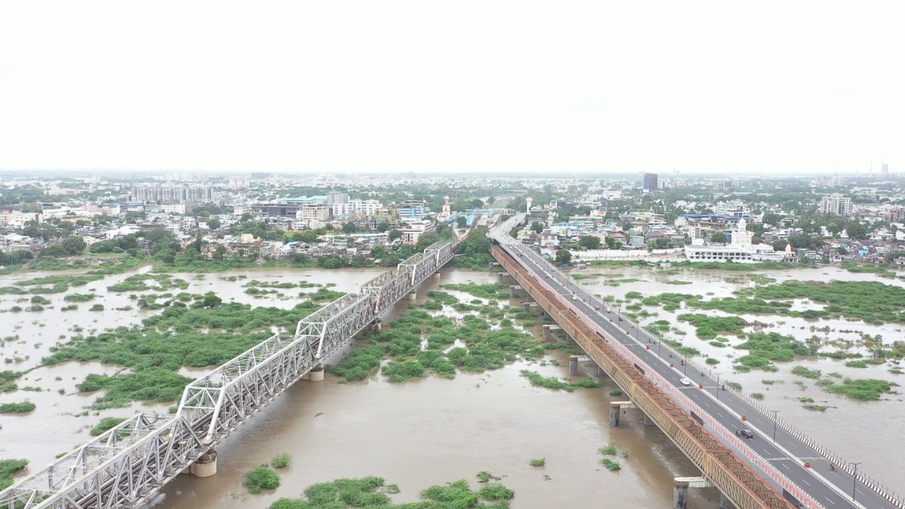 બીજા વિશ્વયુદ્ધ દરમિયાન જૂના પુલને તોડી તેના લોખંડને વેચી નાંખવાની વિચારણા થઈ રહી હતી, કારણ કે તે સમયમાં ધાતુથી સારી આવક મળી શકે તેમ હતી. પરંતુ દક્ષિણ ગુજરાતને જોડતો અને વાહનવ્યવહાર માટે એકમાત્ર મુખ્ય માર્ગ તરીકે કાર્ય કરતા આ પુલને દૂર કરી દેવામાં આવે તો વિસ્તારનું સંચાલન મુશ્કેલ બનત, તેથી જિલ્લા લોકલ બોર્ડ અને ભરૂચ જિલ્લાના નાગરિકોએ સર્વસભાઓ રાખી જોરદાર રજૂઆતો કરી. તેમના પ્રયાસોના પરિણામે આ પુલને 'સ્ક્રેપ’ થવામાંથી બચાવી શકાયો. ( આ માહિતી વિવિધ ઐતિહાસિક તથ્યો અને સંશોધનો પર આધારિત છે. વિગતવાર માહિતી માટે, ઇતિહાસના પ્રમાણભૂત ગ્રંથો અને સંશોધનોનો અભ્યાસ કરવો ઉચિત રહેશે.)