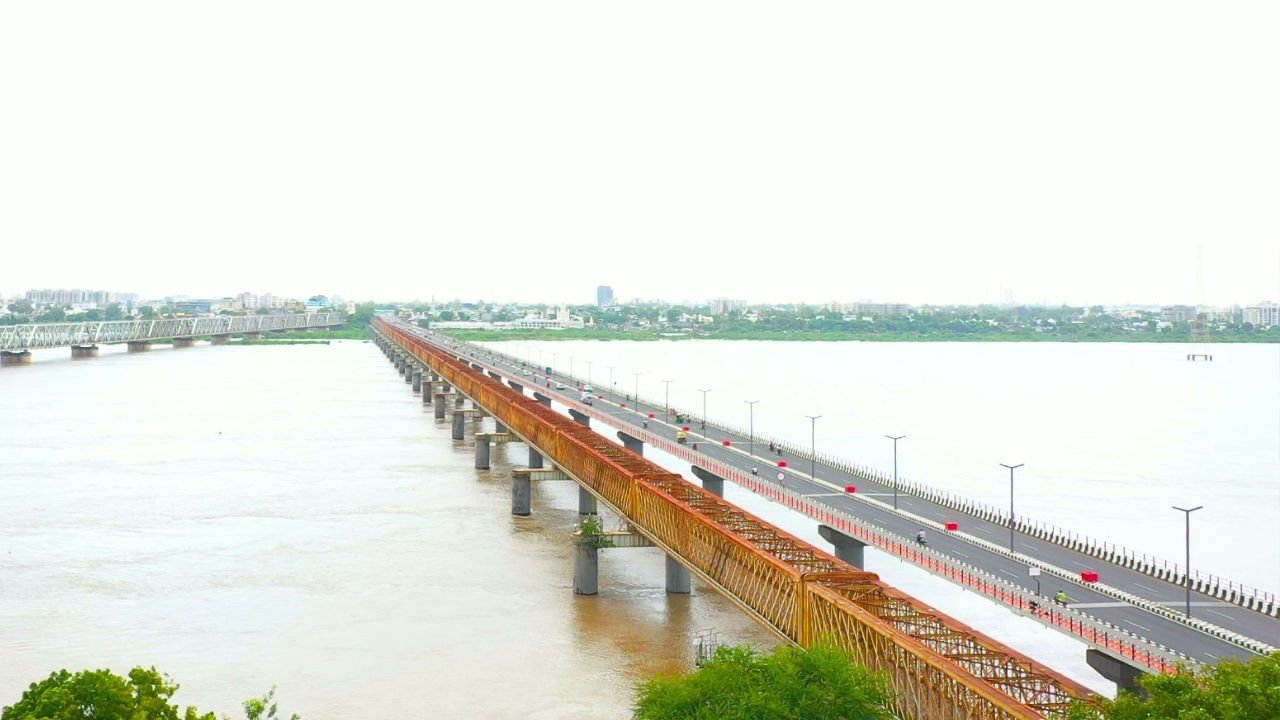 ઈ.સ. 1860 થી 1871 વચ્ચે પુલના નિર્માણ અને મરામત માટે કુલ રૂ. 46,93,300 જેટલો ખર્ચ થયો હતો. આ પુલ 1876 સુધી કાર્યરત રહ્યો, પરંતુ તે વર્ષની સપ્ટેમ્બર મહિનામાં ફરીથી આવેલા ભારે પૂરના કારણે પુલના 26 ગાળા ગંભીર રીતે નુકસાન પામ્યા. પરિવહન વ્યવસ્થા ચાલુ રાખવાની જરૂરિયાતને ધ્યાનમાં રાખીને, અંદાજે રૂ. 1,50,000ના ખર્ચે તાત્કાલિક ઉપયોગ માટે એક કમચલાઉ પુલ ઉભો કરવામાં આવ્યો. પછી, વધુ મજબૂત અને દૃઢ પુલ બાંધવાનો નિર્ણય લેવાયો અને 7 ડિસેમ્બર 1877ના રોજ નવા પુલના નિર્માણની શરૂઆત આપવામાં આવી. આ પુલનું બાંધકામ 26 મે 1881ના રોજ પૂર્ણ થયા પછી તૈયાર થયું, અને તેના માટે આશરે રૂ. 3 કરોડ 7 લાખ 50 હજાર જેટલો ખર્ચ થયો.