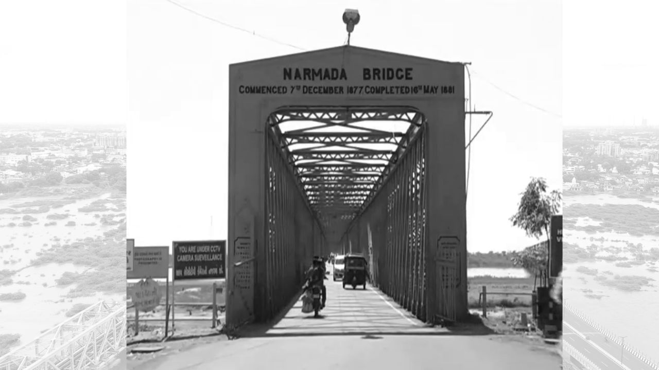 ઈ.સ. 1863માં નર્મદામાં આવેલા ભારે પૂરનાં કારણે પુલના છ ગાળા ખેંચાઈને નુકસાનગ્રસ્ત બન્યા. ત્યારબાદ તે ભાગોને ફરીથી સુધારીને તૈયાર કરવામાં આવ્યા, પરંતુ માત્ર ચાર વર્ષ પછી, ઓગસ્ટ1868માં આવેલા વધુ એક વિનાશકારી પૂરથી ચાર ગાળાઓ ફરી નુકસાન પામ્યા. સતત થતા આ નુકસાનને ધ્યાનમાં રાખીને, મુખ્ય પુલની બાજુમાં એક નવો પુલ ઉભો કરવાનો નિર્ણય લેવામાં આવ્યો. આ સહાયક પુલનું નિર્માણ ઈ.સ. 1871માં પૂર્ણ થયું.