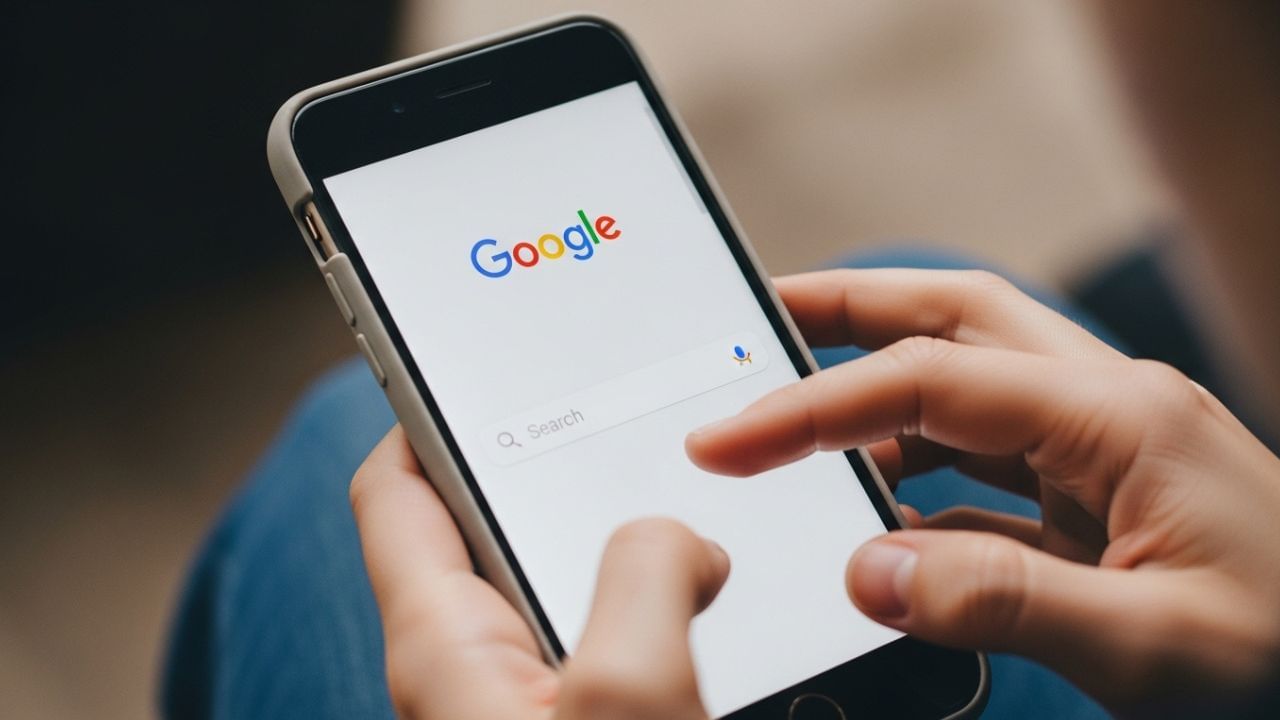 તમારા ફોનમાં સૌથી વધુ જગ્યા મોટી ફાઇલો લેતી હોય છે. આવી ફાઇલો તમે Google One પેજ પર જોઈ શકો છો. ફોનની મેમરી ખાલી રાખવા માટે સમયાંતરે અનાવશ્યક ફાઇલો કાઢી નાખવી જરૂરી છે. ડુપ્લિકેટ ડોક્યુમેન્ટ્સ, ઝિપ ફોલ્ડર્સ અથવા જૂના બેકઅપ્સ ઘણી જગ્યાનો ઉપયોગ કરે છે, તેથી આવી ફાઇલોને ડિલીટ કરીને ફોન અને Google One સ્ટોરેજને વ્યવસ્થિત રાખો. ( Credits: AI Generated )