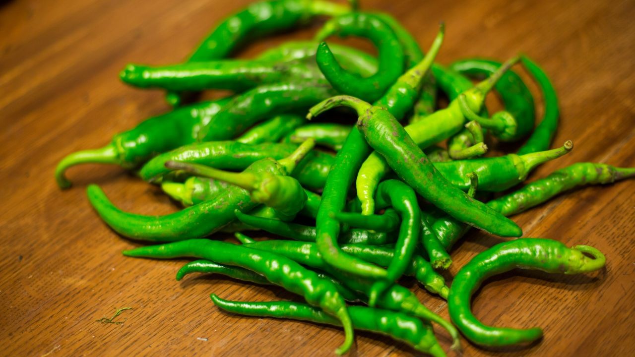 આયુર્વેદ નિષ્ણાત કિરણ ગુપ્તા સમજાવે છે કે જો કોઈ વ્યક્તિને એસિડિટી નથી અને તેનું ચયાપચય સ્વસ્થ છે, તો દરરોજ લીલા મરચા ખાવાથી શરીરને વિટામિન સી મળે છે, જે ત્વચા અને એકંદર સ્વાસ્થ્ય માટે જરૂરી છે.