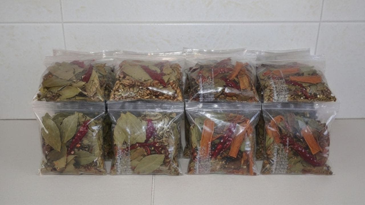 આ કામ ખૂબ જ સરળ છે અને કોઈપણ વ્યક્તિ તે શીખી શકે છે. જો તમારા ઘરમાં બે કે ત્રણ લોકો હોય, તો પણ તેઓ આ બિઝનેસ સરળતાથી સંભાળી શકે છે. હળદર, મરચાં અને ધાણા જેવા મસાલાઓ ફક્ત મેળવો, તેમને પેકેટમાં પેક કરો અને તમારા નામ હેઠળ વેચો. લોકો પેકેજિંગ પર ત્યારે જ વિશ્વાસ કરે છે, જ્યારે મસાલા તાજા હોય, તેથી આ કામ કાળજીપૂર્વક પરંતુ સરળતાથી કરી શકાય છે.