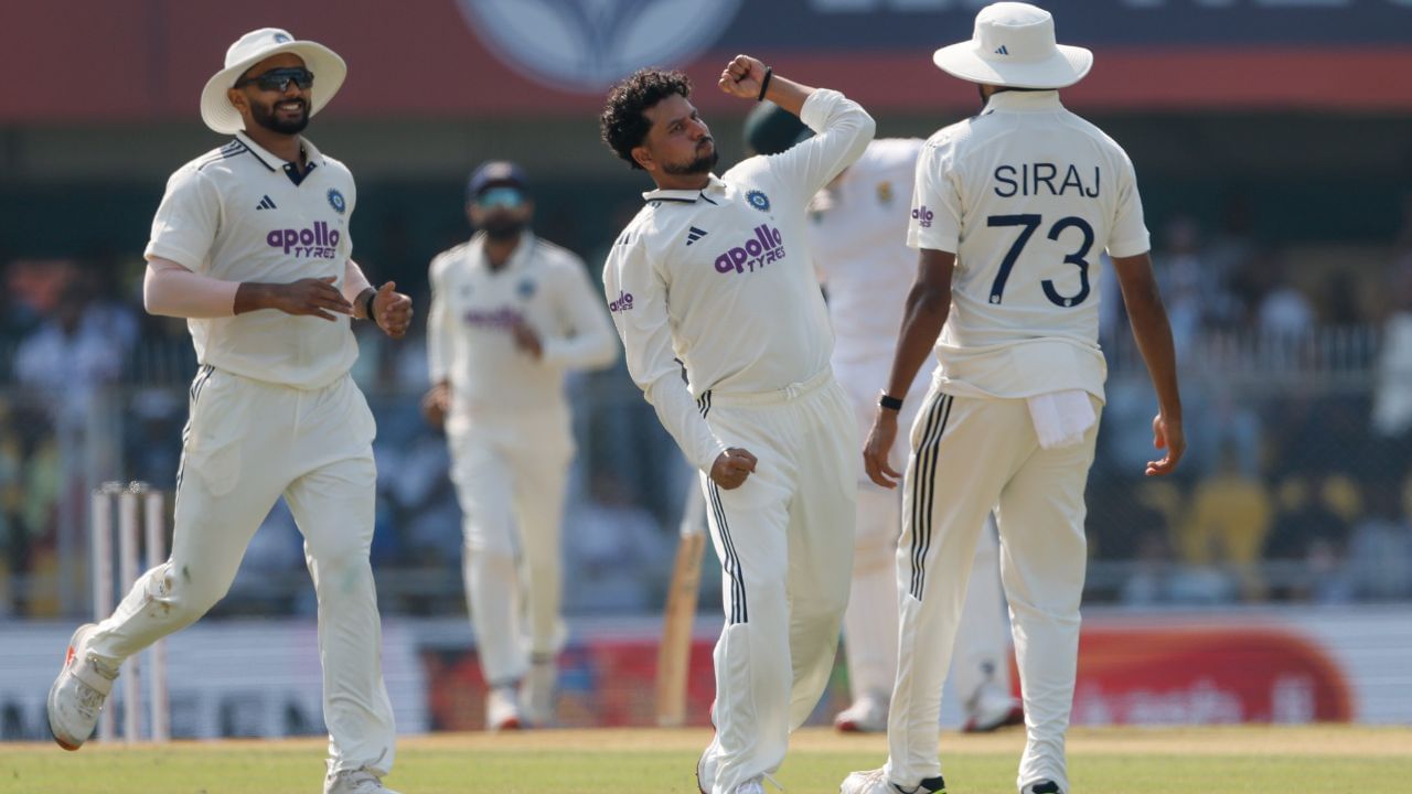 ત્રીજા સત્રમાં ભારતીય બોલરોએ ચાર વિકેટ લઈ ગેમમાં વાપસી કરાવી. ત્રીજા સત્રમાં કુલદીપ યાદવે બે અને રવિન્દ્ર જાડેજાએ એક વિકેટ લીધી. મોહમ્મદ સિરાજે દિવસની છેલ્લી ઓવરમાં એક વિકેટ લઈને ટીમ ઈન્ડિયા માટે દિવસની રમતનો સારો અંત લાવ્યો.