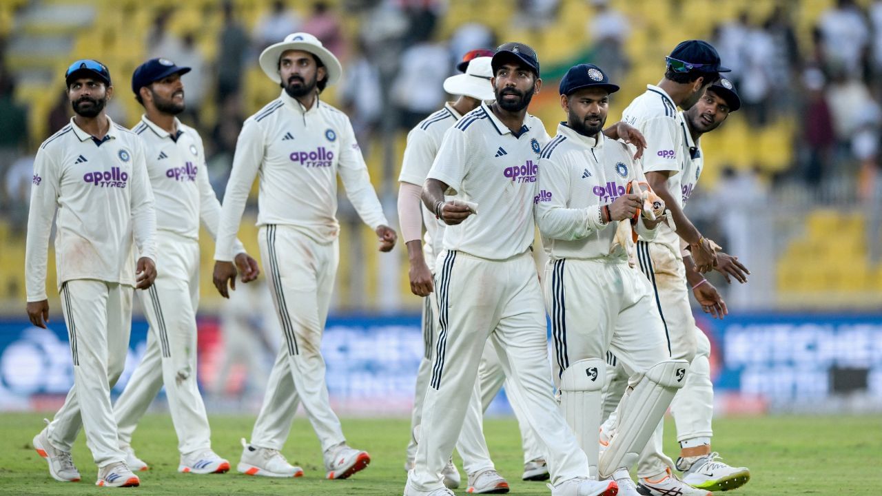 સિરાજની ઓવર પૂરી થાય તે પહેલાં અમ્પાયરોએ દિવસની રમતના અંતની જાહેરાત કરી. ગુવાહાટીમાં સાંજે 4 વાગ્યા પછી પ્રકાશ ઝાંખો થવા લાગ્યો, જેના કારણે અડધો કલાકની રમત શક્ય ન થઈ શકી. આફ્રિકા તરફથી મુથુસામી અને વેરેન અણનમ રહ્યા. (PC: X / BCCI / ICC)