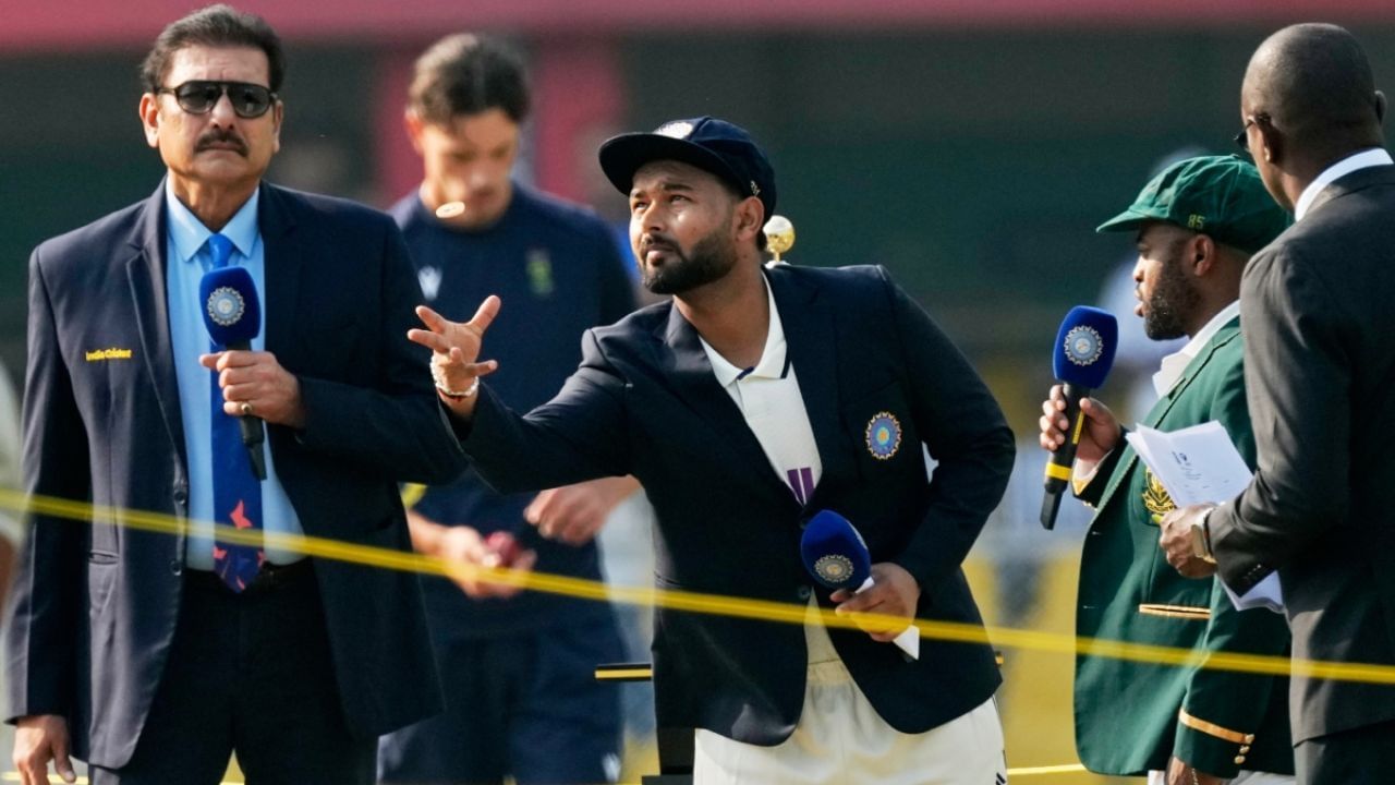 શુભમન ગિલની ગેરહાજરીમાં રિષભ પંતે આ મેચમાં ટીમનું નેતૃત્વ કર્યું. જોકે, તે પણ ટોસ જીતી શક્યો નહીં અને દક્ષિણ આફ્રિકાએ ટોસ જીતી પ્રથમ બેટિંગ કરવાનો નિર્ણય લીધો.