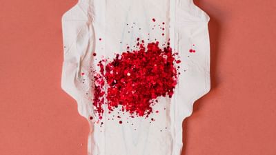 મેનોપોઝ પહેલા, મોટાભાગની મહિલાઓને મહિનામાં એકવાર પીરિયડ્સ આવે છે. આ સમય દરમિયાન તેમને પેટમાં દુખાવો, પેટમાં ખેંચાણ, મૂડ સ્વિંગ અને થાક અનુભવે છે. પરંતુ કેટલીક મહિલાઓને પીરિયડ્સ દરમિયાન ખુબ દુખાવો થાય છે, તેમજ આ દુખાવો કેટલાક દિવસો સુધી રહે છે.