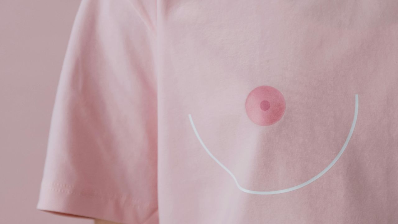 स्तनों में दर्द ज़्यादा काम करने की वजह से हो सकता है। व्यायाम के दौरान स्तनों में दर्द, मासिक धर्म के दौरान स्तनों में दर्द, गर्भनिरोधक गोलियों या अन्य हार्मोनल दवाओं के कारण स्तनों में दर्द, गलत तरह की ब्रा पहनने से,