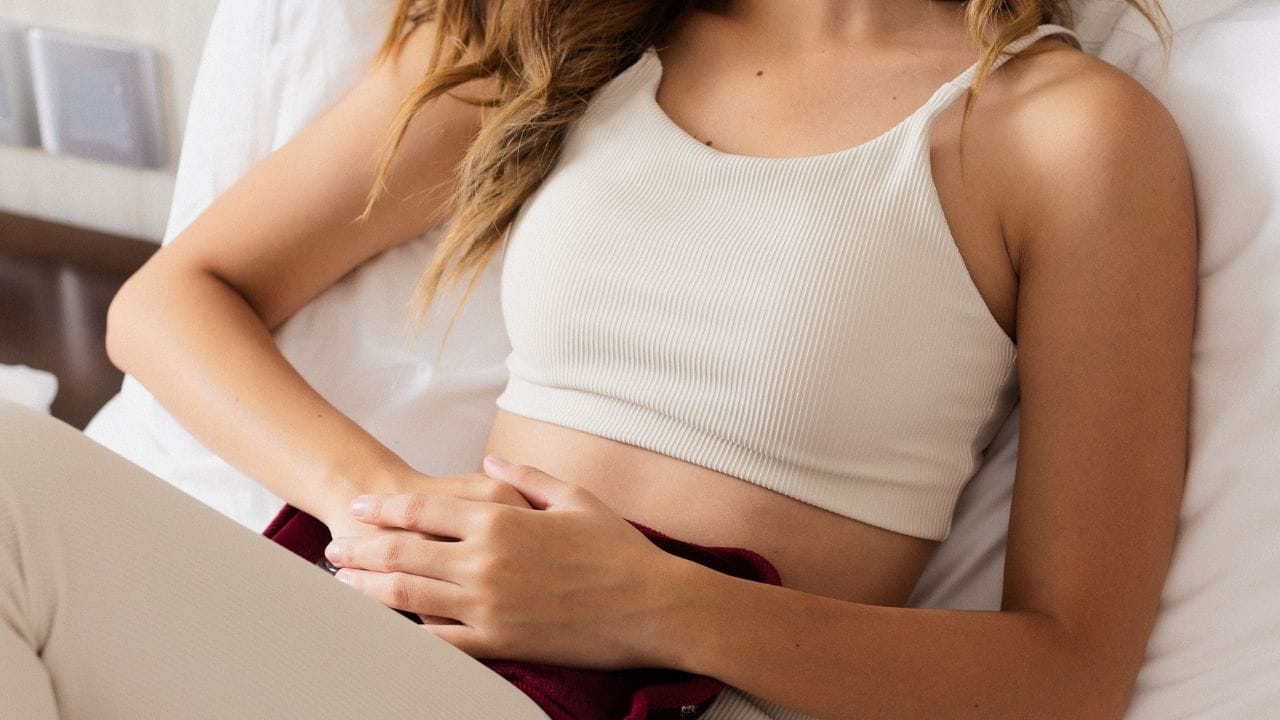  મૂત્રાશય કે ગર્ભાશય જેવા અંગો નીચે તરફ સરકી જાય છે ત્યારે પેલ્વિક ઓર્ગન પ્રોલેપ્સ થાય છે. આના પરિણામે દબાણ, ભારેપણું અથવા સોજો આવે છે.જો તમારા પેશીઓમાં ફાટી જાય છે અથવા એપિસિઓટોમી થાય છે, તો યોનિમાર્ગની આસપાસ દુખાવો અથવા અસ્વસ્થતા અનુભવવી સામાન્ય છે.