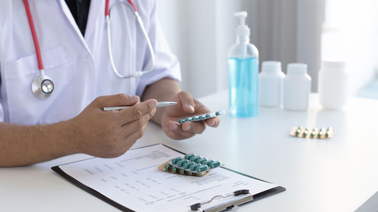 બ્રેસ્ટ એબ્સેસની સમસ્યા થવા પર મહિલાઓને તેમના બ્રેસ્ટ સ્પર્શ કરતી વખતે અથવા બ્રેસ્ટફીડિંગ દરમ્યાન તીવ્ર દુખાવો થઈ શકે છે. આ સમસ્યાઓને અવગણશો નહીં. કેટલીક વખત શરીરમાં ઈન્ફેક્શનના કારણે બ્રેસ્ટમાં દુખાવાની સાથે મહિલાઓને તાવ આવી શકે છે. આ દરમિયાન આ લક્ષણોને નજરઅંદાજ કરશો નહી.