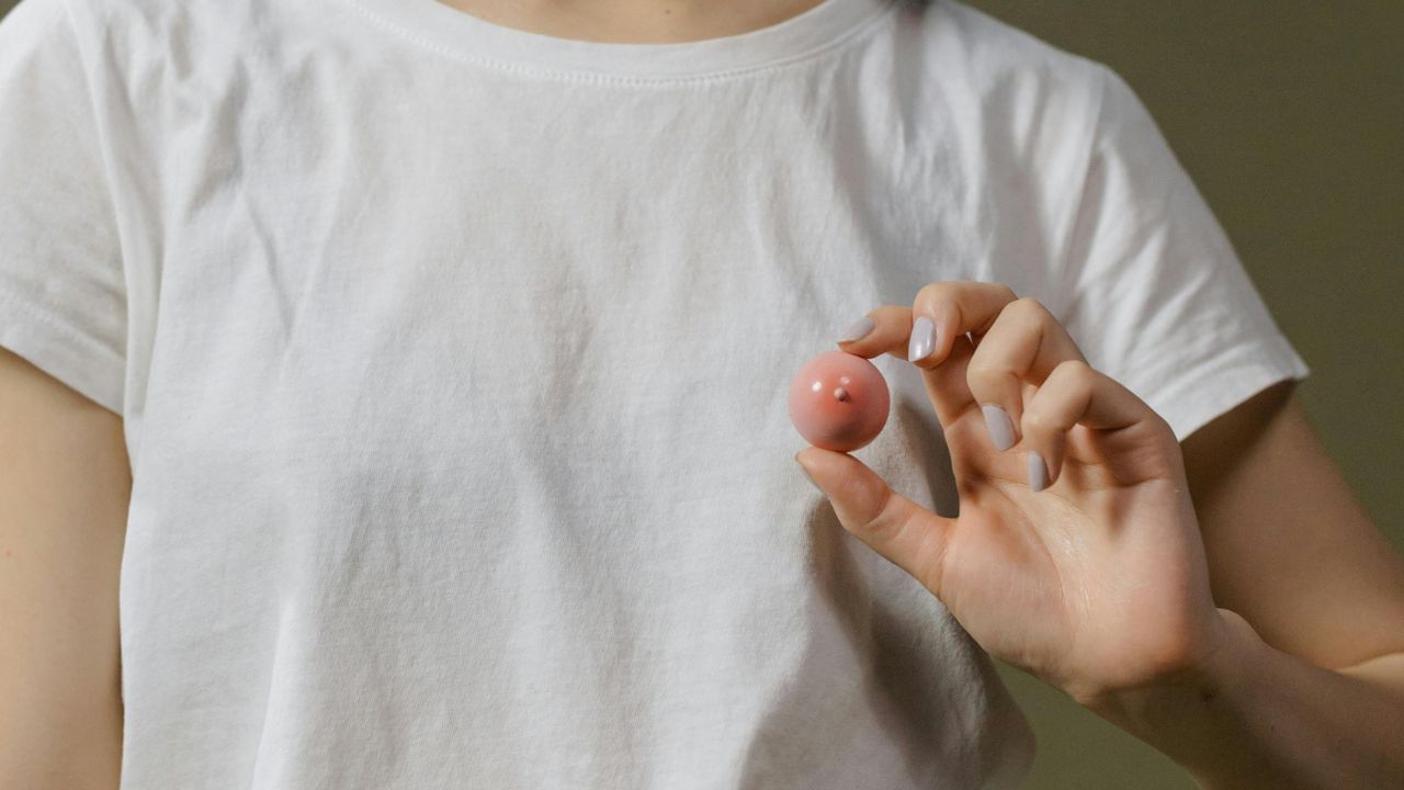 यह किसी भी प्रकार का रिसाव हो सकता है। आपके निप्पल से रिसाव का मतलब ज़रूरी नहीं कि कैंसर ही हो। यह संक्रमण, हार्मोनल परिवर्तन, त्वचा संक्रमण, स्तन की चोट, स्तनपान आदि के कारण हो सकता है। हालाँकि, अगर रक्तस्राव हो रहा है, तो यह चिंता का विषय हो सकता है।