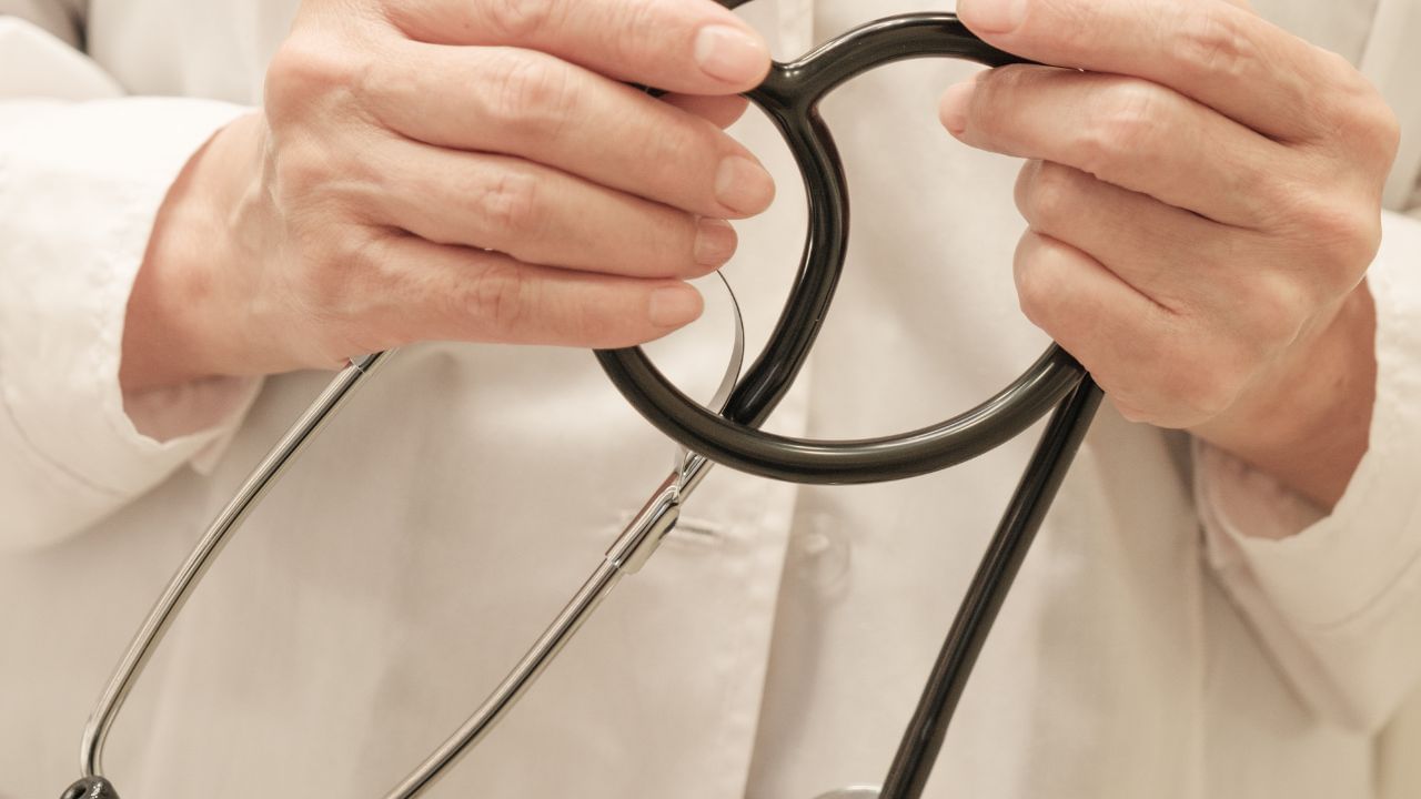 નોંધ : અહીં આપવામાં આવેલી માહિતી ફક્ત આપની જાણકારી માટે છે. કોઈ પણ ઈલાજ કરતાં પહેલા કે,અમલમાં લેતા પહેલા નિષ્ણાતોની સલાહ લેવી જરુરી છે. ( all photo:canva)