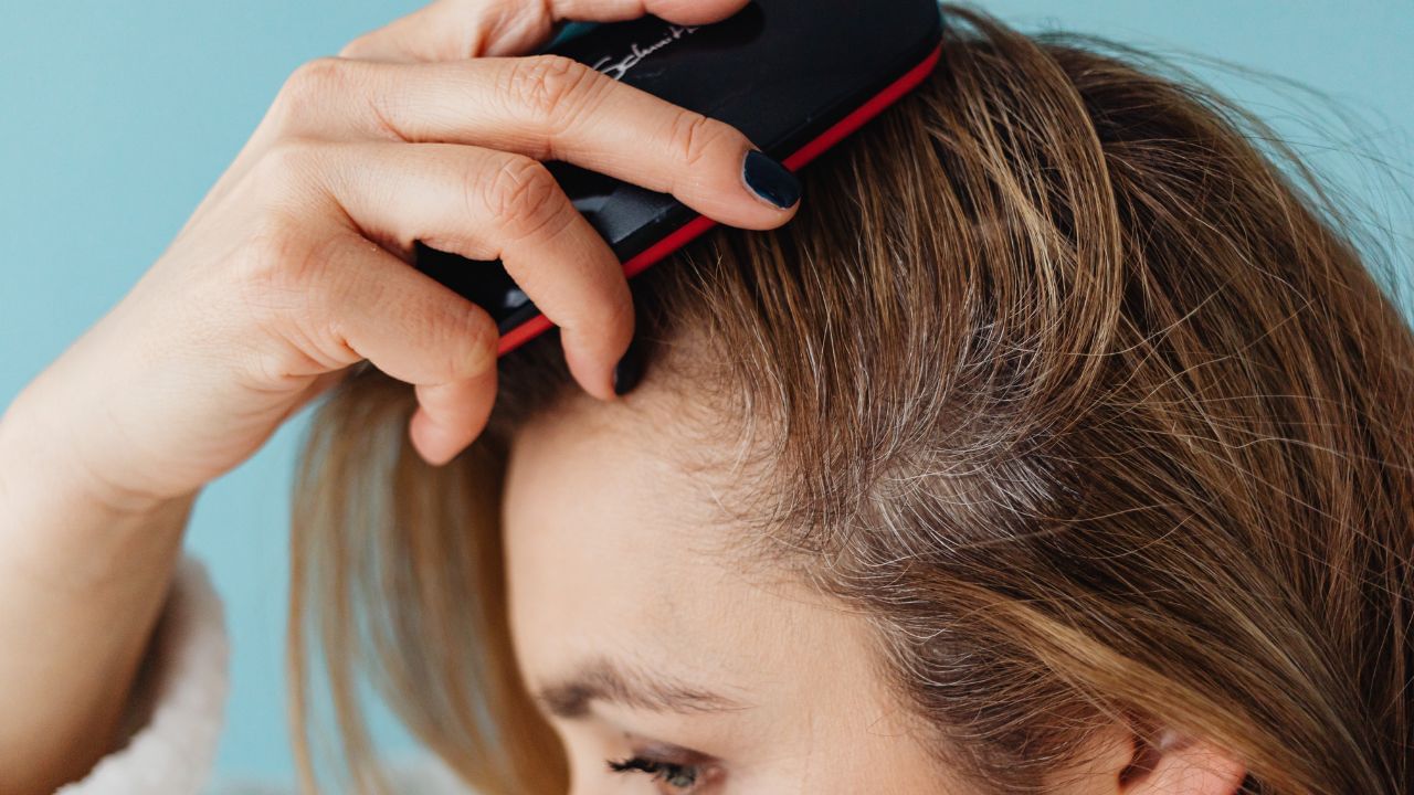 लोग रोज़ाना हज़ारों रुपये के हेयर केयर उत्पाद खरीदते हैं, और इन उत्पादों का बाज़ार बहुत बड़ा है। हर रोज़ लोग अपने बालों को चमकदार, मुलायम और घना बनाने के तरीके खोजते हैं। कई घरेलू नुस्खे भी आज़माते हैं। तो आइए जानते हैं बालों से जुड़े कुछ मिथक जिन पर आप शायद यकीन करते होंगे।