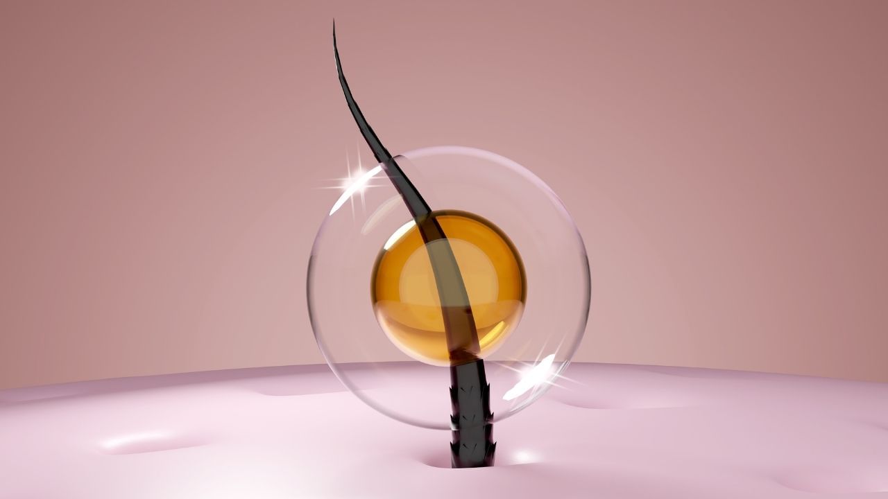 लड़कियों में दोमुँहे बाल एक आम समस्या है। ये बालों को रूखा और बेजान बना सकते हैं। कई उत्पाद दोमुँहे बालों को ठीक करने का दावा करते हैं, लेकिन दोमुँहे बालों को सिर्फ़ ट्रिम करके ही हटाया जा सकता है, उन्हें ठीक नहीं किया जा सकता। क्रीम, कंडीशनर और सीरम में अक्सर सिलिकॉन जैसे तत्व होते हैं जो बालों पर एक परत बना देते हैं, जो दोमुँहे बालों को एक साथ जोड़कर उन्हें मुलायम बनाते हैं। आप सिर्फ़ दोमुँहे बालों को रोक सकते हैं।