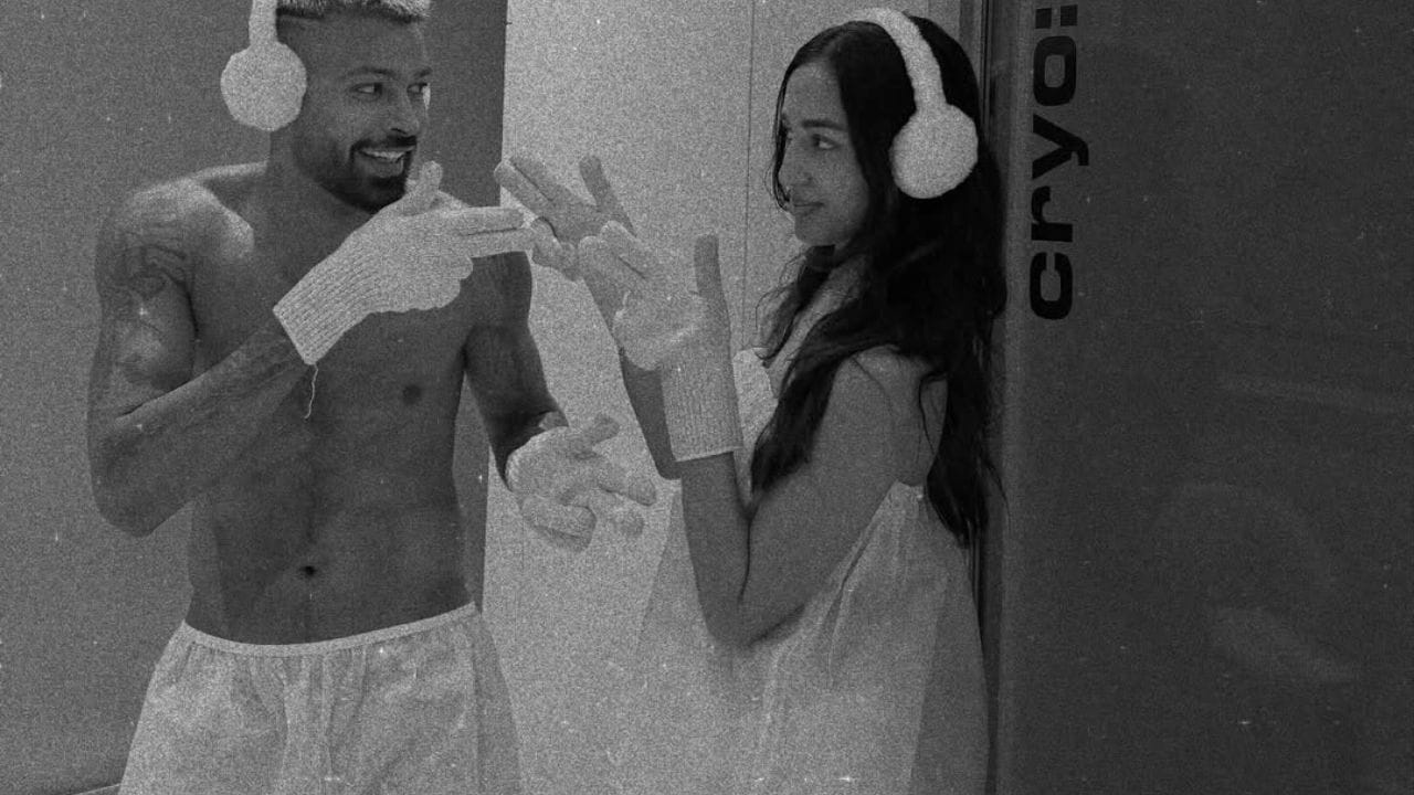 અન્ય ફોટોમાં હાર્દિક પંડ્યાની ગર્લફ્રેન્ડ માહિકા શર્મા હાર્દિકને ગાલ પર કિસ કરતી જોવા મળી રહી છે. તેમજ અન્ય ફોટોમાં હાર્દિક અને માહિકા વર્કઆઉટ દરમિયાન મસ્તી કરતા જોવા મળ્યા છે.બંન્ને વચ્ચેનું બોન્ડિંગ લોકોને પસંદ આવી રહ્યું છે.