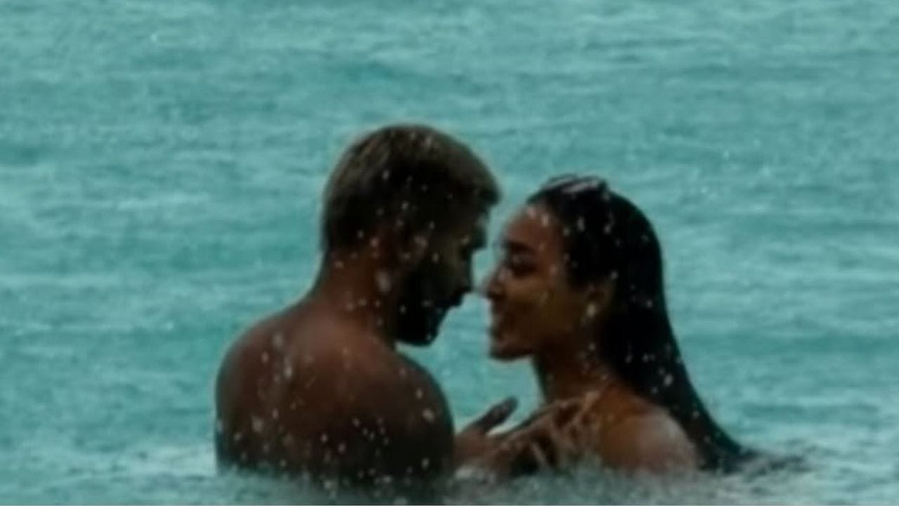 હાર્દિક પંડ્યા એક ફોટોમાં માહિકા શર્મા સાથે મિરર સેલ્ફી લેતો જોવા મળ્યો હતો.11 ઓક્ટોબરના રોજ હાર્દિક પંડ્યાનો જન્મદિવસ હતો. હાર્દિક પંડ્યા અને માહિકા બંન્નેએ તેનો જન્મદિવસ સાથે સેલિબ્રેટ કર્યો હતો.