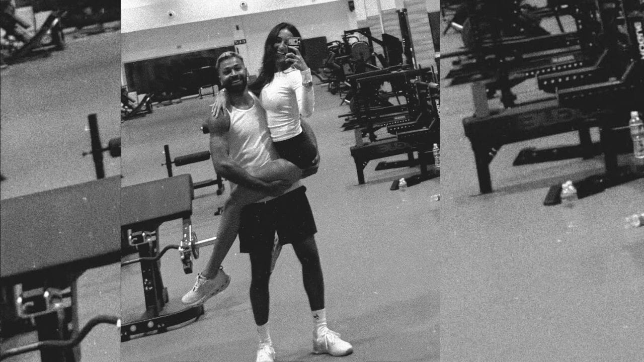 હાર્દિક પંડ્યા ઈન્સ્ટ્રાગ્રામ સ્ટોરી અને પોસ્ટમાં માહિકા સાથેના ફોટો શેર કરે છે.