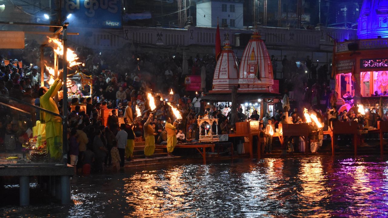 અહીં “હર” શબ્દ ભગવાન શંકરને દર્શાવે છે. કેદારનાથ અને બદ્રીનાથ તરફ જતી ચારધામ યાત્રાનો આરંભ અહીંથી થાય છે. શિવભક્તો માટે હરિદ્વાર હિમાલયના દ્વાર રૂપે માનવામાં આવતા, જેના કારણે તેને હરદ્વાર પણ કહેવાય છે. (Credits: - Wikipedia)