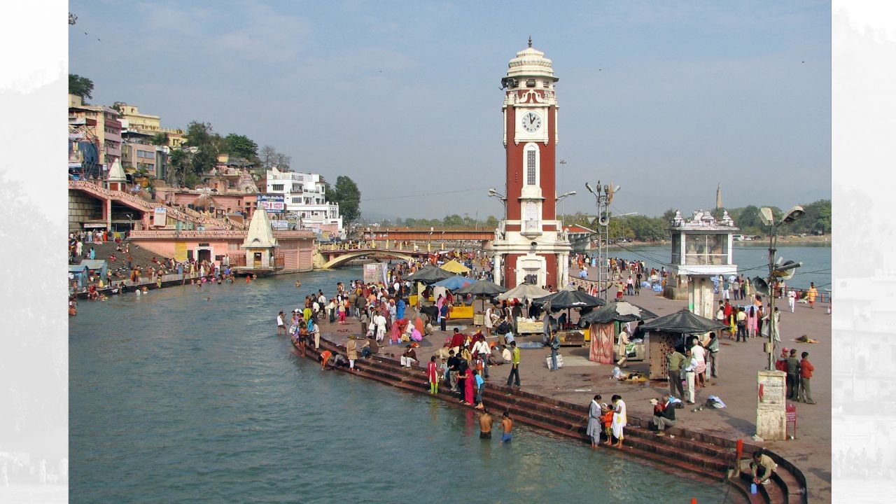 હરિદ્વારને હિમાલયના ચાર ધાર્મિક ધામો ગંગોત્રી, યમુનોત્રી, કેદારનાથ અને બદ્રીનાથ સુધી પહોંચવાનો મુખ્ય પ્રવેશદ્વાર માનવામાં આવે છે. ઉત્તરાખંડના આ પવિત્ર યાત્રામાર્ગોની શરૂઆત હરિદ્વાર પરથી થતાં હોવાથી તેને ‘ચારધામ યાત્રાનો આરંભસ્થળ’ તરીકે વિશેષ ઓળખ મળી છે. (Credits: - Wikipedia)