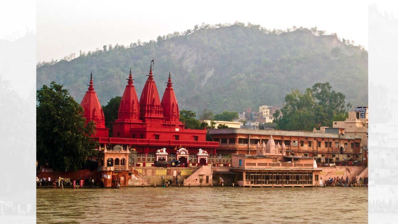 હરિદ્વાર ચાર કુંભસ્થાનોમાંનું એક છે. 12 વર્ષે એકવાર યોજાતા કુંભ મેળામાં લાખો-કરોડો યાત્રાળુઓ અહીં ગંગાસ્નાન કરે છે. કુંભ મેળાની પરંપરા પ્રાચીન કથાઓ પ્રમાણે દેવ-અસૂર સમુદ્રમંથન સાથે જોડાયેલી છે. (Credits: - Wikipedia)