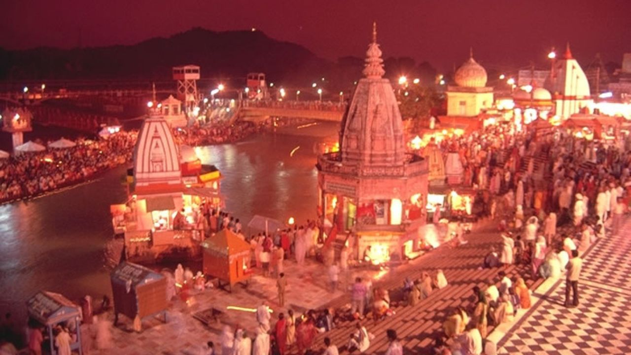 હરિદ્વારનો ઉલ્લેખ ઋગ્વેદ, સ્કંદ પુરાણ, વામન પુરાણ વગેરેમાં મળે છે. ઋષિ કપિલ, ઋષિ અગસ્ત્ય અને ધ્રુવ રાજાએ અહીં તપશ્ચર્યાનું વર્ણન મળે છે. માન્યતા છે કે ભગવાન ભગીરથએ ગંગાને પૃથ્વી પર લાવવા માટે અહીં તપ કર્યું હતું અને આ સ્થાનથી ગંગાએ ભૂમિમાં પ્રવેશ કર્યો. ગંગા નદીનું પૃથ્વી પર આગમન મનુષ્ય માટે એક આશીર્વાદ માનવામાં આવે છે. હરિદ્વારથી ગંગા મોક્ષદાયિની નદી તરીકે લોકજીવનમાં પ્રવેશ કરે છે.દર વર્ષે ગંગાદશરા ઉત્સવ અહીં ખુબ ભવ્યતાથી ઉજવાય છે. (Credits: - Wikipedia)