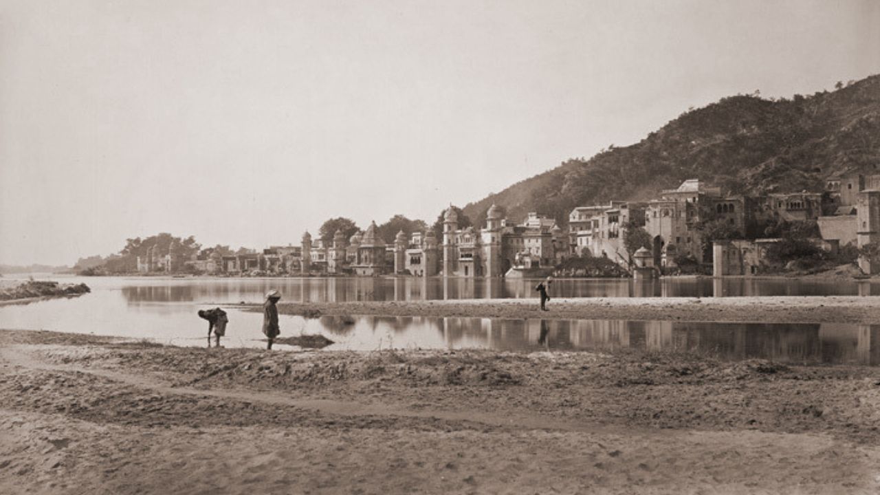 મુગલકાળમાં હરિદ્વારને યાત્રાધામ તરીકે સુવર્ણ યુગ મળ્યો. અકબર અને શાહજહાંએ યાત્રાળુઓની સુવિધા માટે માર્ગો બનાવ્યા. અને બ્રિટિશકાળમાં ગંગા કેનાલનું નિર્માણ (1840–1854) હરિદ્વારના વિકાસમાં મહત્વપૂર્ણ હતું. બ્રિટિશ સરકારે અહીં સ્નાનકુંડ અને પુલો બનાવ્યા. (Credits: - Wikipedia)