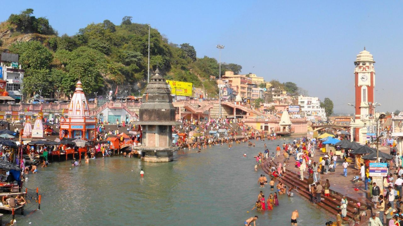 સ્કંદ પુરાણ અને અન્ય પ્રાચીન ગ્રંથોમાં હરિદ્વારને માયાપૂરી અથવા માયાધામ તરીકે ઉલ્લેખિત કરવામાં આવ્યું છે. આ નામ અહીંની શક્તિપીઠ માયા દેવી મંદિર પરથી પડ્યું, જ્યાં દેવી સતીના હૃદય અને નાભિ ભાગ પડ્યા હતા, એવી માન્યતા છે. (Credits: - Wikipedia)