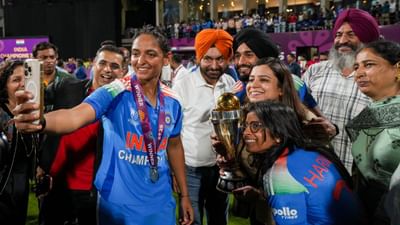 ભારતીય મહિલા ક્રિકેટ ટીમે પોતાની તાકાત દેખાડતા આઈસીસી મહિલા વર્લ્ડકપ ટ્રોફી પર કબજો કર્યો છે. હરમનપ્રીત કૌરની કેપ્ટનશીપમાં ટીમ ઈન્ડિયાએ શાનદાર કમાલ કર્યું છે. જ્યાં તેમણે ટીમનું નેતૃત્વ કર્યું છે.