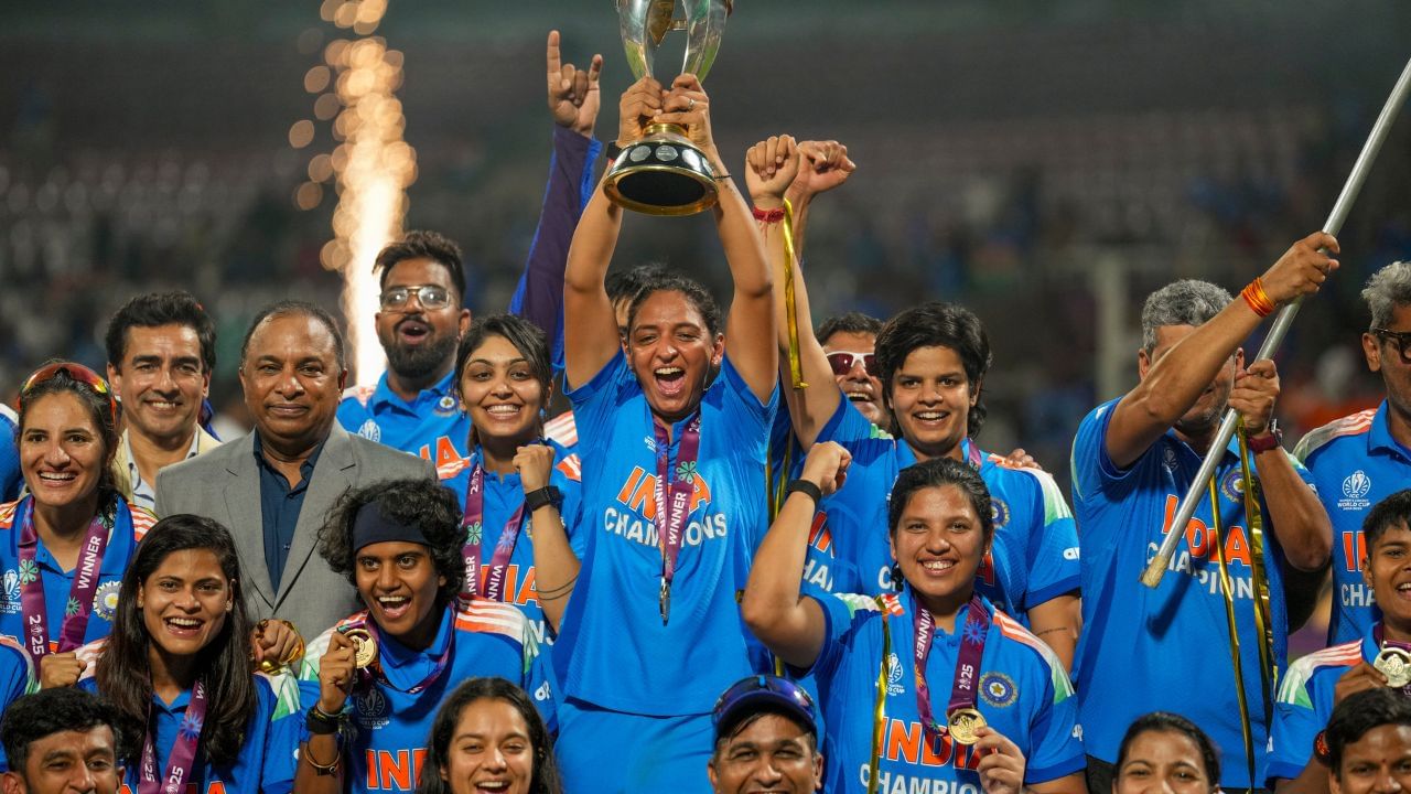 મહિલા બેટ્સમેન ભારતીય ક્રિકેટ કંટ્રોલ બોર્ડની સાથે એ કેટેગરીના કોન્ટ્રાક્ટમાં છે. આ સિવાય હરમનપ્રીત કૌરને દર વર્ષે 50 લાખ રુપિયાની મોટી રકમ પણ મળે છે. એક ટેસ્ટ મેચ માટે કોન્ટ્રાક્ટમાં મહિલા કેપ્ટનને 15 લાખ રુપિયા આપવામાં આવે છે.