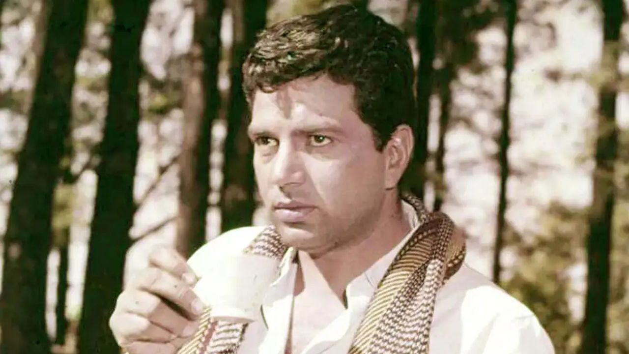 ધર્મેન્દ્રને આ નામ કેમ મળ્યું?: ધર્મેન્દ્રનું સાચું નામ ધરમ સિંહ દેઓલ છે. તેમના પિતા શાળાના મુખ્ય શિક્ષક હતા. ધર્મેન્દ્ર બાળપણથી જ ફિલ્મોના શોખીન હતા. તેમણે એક વખત સુરૈયાની ફિલ્મ "દિલ્લગી" જોઈ હતી અને એટલા પ્રભાવિત થયા કે તેઓ 40 દિવસ સુધી દરરોજ તે જોવા જતા. ત્યારથી તેમણે એક દિવસ ફિલ્મોમાં અભિનય કરવાનો નિર્ણય લીધો.
