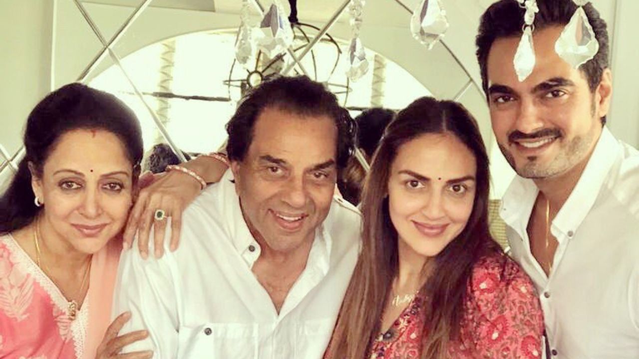 જો ધર્મેન્દ્રની પર્સનલ લાઈફ વિશે આપણે વાત કરીએ તો. ધર્મેન્દ્રએ 2 લગ્ન કર્યા છે. પહેલા લગ્ન પ્રકાશ કૌર સાથે અને બીજા લગ્ન હેમા માલિની સાથે. પહેલા લગ્નથી 4 બાળકો અને બીજા લગ્નથી 2 દીકરીઓ છે. ધર્મેન્દ્ર અને હેમા માલિની જોડી બોલિવુડની સૌથી ફેમસ જોડી માનવમાં આવે છે.