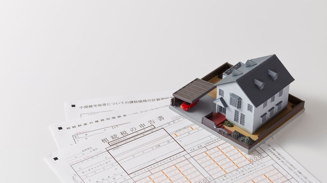 મિલકતની સાચી કિંમત જાણવી ખૂબ જ જરૂરી : ઘર ખરીદતા પહેલા તેના વેલ્યુએશન વિશે સ્પષ્ટ માહિતી મેળવો. વિસ્તારમાં રહેતા લોકો સાથે વાત કરો અને વર્તમાન બજાર કિંમત સમજો. ઘરની ઉંમર પણ એક મહત્વપૂર્ણ મુદ્દો છે. સામાન્ય રીતે ઘરની આયુષ્ય 70–80 વર્ષ માનવામાં આવે છે. જો ઘર જૂનું હોય તો જમીનના મૂલ્યના આધારે કિંમત મૂલવવી યોગ્ય રહેશે. જરૂર હોય તો સ્ટ્રક્ચરલ એન્જિનિયર દ્વારા નિરીક્ષણ કરાવો. યોગ્ય મૂલ્યાંકન પછી વેચનાર સાથે વાટાઘાટ કરીને સોદો ફાયદાકારક બનાવો.