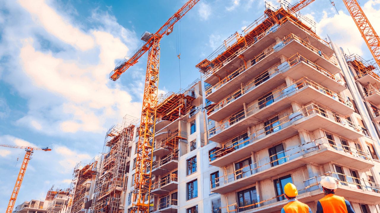 બાંધકામ હેઠળના ઘરો સસ્તા મળે છે : રેડી-ટુ-મૂવ-ઇન ઘરો સામાન્ય રીતે મોંઘા હોય છે, જ્યારે બાંધકામ હેઠળના ઘરો ઓછા ભાવમાં મળે છે. જો બજેટ મર્યાદિત હોય તો બાંધકામ હેઠળનું ઘર સારો વિકલ્પ બની શકે છે કારણ કે ડેવલપર્સ આવા સમયમાં ડિસ્કાઉન્ટ અને ઑફર્સ આપે છે. ખાસ કરીને તહેવારોની સિઝનમાં.