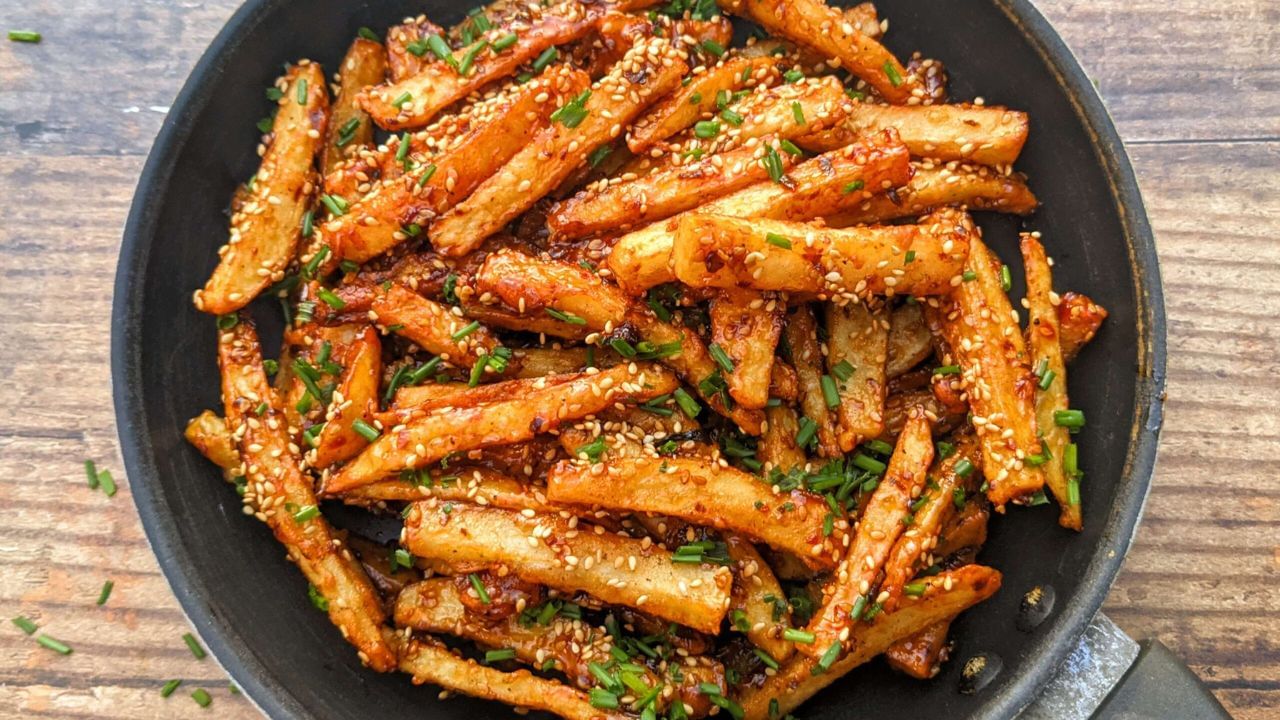 ગેસ પર એક તપેલી મૂકો અને તેલ ગરમ કરો. તેલ ગરમ થાય  એટલે, સમારેલા બટાકા ઉમેરો અને તળો. જ્યારે તે હળવા સોનેરી રંગના થાય, ત્યારે તેને પ્લેટમાં કાઢી લો. તમારા બટાકા તૈયાર છે. 