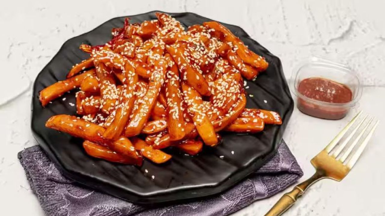 ત્યાર પછી 2 બારીક સમારેલા લીલા મરચા, 1/2 ઇંચ આદુ, 2 ચમચી ટામેટાની ચટણી, 1 ચમચી લાલ મરચાની ચટણી, 1 ચમચી સોયા સોસ, 1/2 ચમચી લાલ મરચું, સ્વાદ અનુસાર મીઠું અને 1 ચમચી વિનેગર ઉમેરો અને ધીમા તાપે સારી રીતે રાંધો.