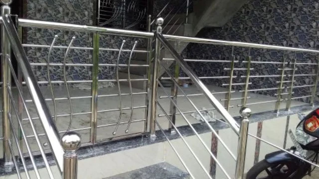 સીડી અથવા ઘરની રેલિંગ: સીડી અને ઘરની રેલિંગને પણ વારંવાર સ્પર્શ કરવામાં આવે છે. જો કે, બાલ્કની, સીડી અથવા સીડીની રેલિંગને ઘણીવાર અવગણવામાં આવે છે. ઘરના સભ્યો અને મુલાકાતીઓ બંનેના હાથમાંથી બેક્ટેરિયા તેમના પર રહે છે. વધુમાં ધૂળ અને ગંદકી પણ બેક્ટેરિયાના વિકાસમાં ફાળો આપે છે. છતાં, લોકો ઘણીવાર મહિનાઓ સુધી તેમને સાફ કરતા નથી. જ્યારે રેલિંગ અને સીડીને અઠવાડિયામાં ઓછામાં ઓછા 12 વખત સેનિટાઇઝર, સાબુના પાણી અથવા જંતુનાશક પદાર્થથી સાફ કરવા જોઈએ.