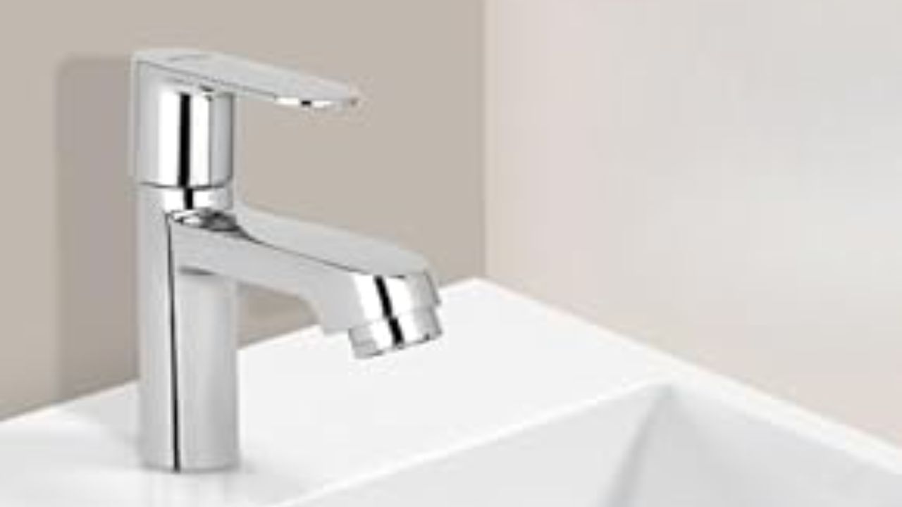 નળના હેન્ડલ્સ પણ આ યાદીમાં છે- નળનો ઉપયોગ ઘરમાં પણ વ્યાપકપણે થાય છે. ક્યારેક હાથ ધોવા માટે, ક્યારેક વાસણ ધોવા માટે. દરેક વ્યક્તિ તેમને વારંવાર સ્પર્શ કરે છે. પરંતુ જ્યારે સફાઈની વાત આવે છે, ત્યારે લોકો ઘણીવાર તેમની અવગણના કરે છે. ભલે તે ઘરમાં સૌથી વધુ સ્પર્શ થતા સ્થળોમાંનો એક હોય, પાણી અને અન્ય લોકોના હાથ સાથે વારંવાર સંપર્ક થવાને કારણે બેક્ટેરિયા તેમના પર રહે છે. તેથી તમારે દર 15 દિવસે નળ અને સિંકના હેન્ડલ્સને જંતુનાશક પદાર્થથી સાફ કરવા જોઈએ.