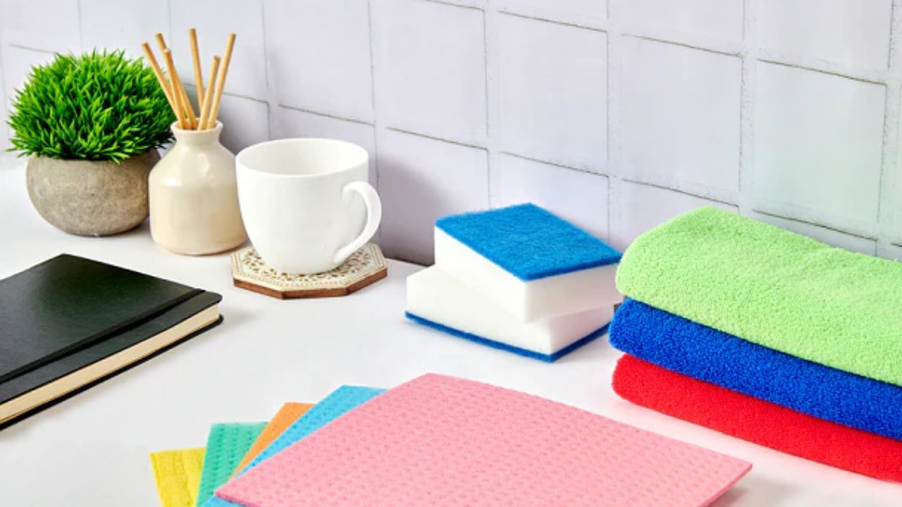 રસોડાના સ્પોન્જ અથવા કાપડ: વાસણો અથવા સ્લેબ સાફ કરવા માટે વપરાતો સ્પોન્જ પણ બેક્ટેરિયા માટે સંવર્ધન સ્થળ બની જાય છે. સતત ભેજ બેક્ટેરિયાના ઝડપી વિકાસને પ્રોત્સાહન આપે છે. તેના પર ઇ. કોલાઈ જેવા બેક્ટેરિયા પણ મળી શકે છે. તેથી સ્પોન્જને અઠવાડિયામાં એકવાર બદલો.