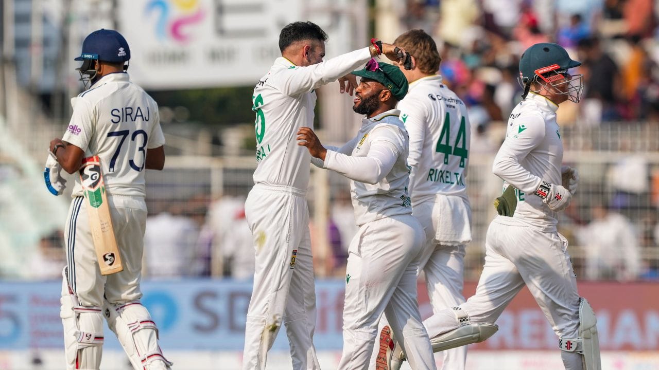 સાઉથ આફ્રિકા વિરુદ્ધ 2 મેચની ટેસ્ટ સીરિઝમાં ટીમ ઈન્ડિયાની શરુઆત ખુબ ખરાબ રહી હતી. સીરિઝની પહેલી મેચ કોલકાતાના ઐતિહાસિક ઈડન ગાર્ડન સ્ટેડિયમમાં રમાઈ હતી. જેમાં ભારતને 30 રનથી હારનો સામનો કરવો પડ્યો હતો. આ હાર ટીમ ઈન્ડિયા માટે પોતાના ઘરે સૌથી શરમજનક હાર સાબિત થઈ છે.