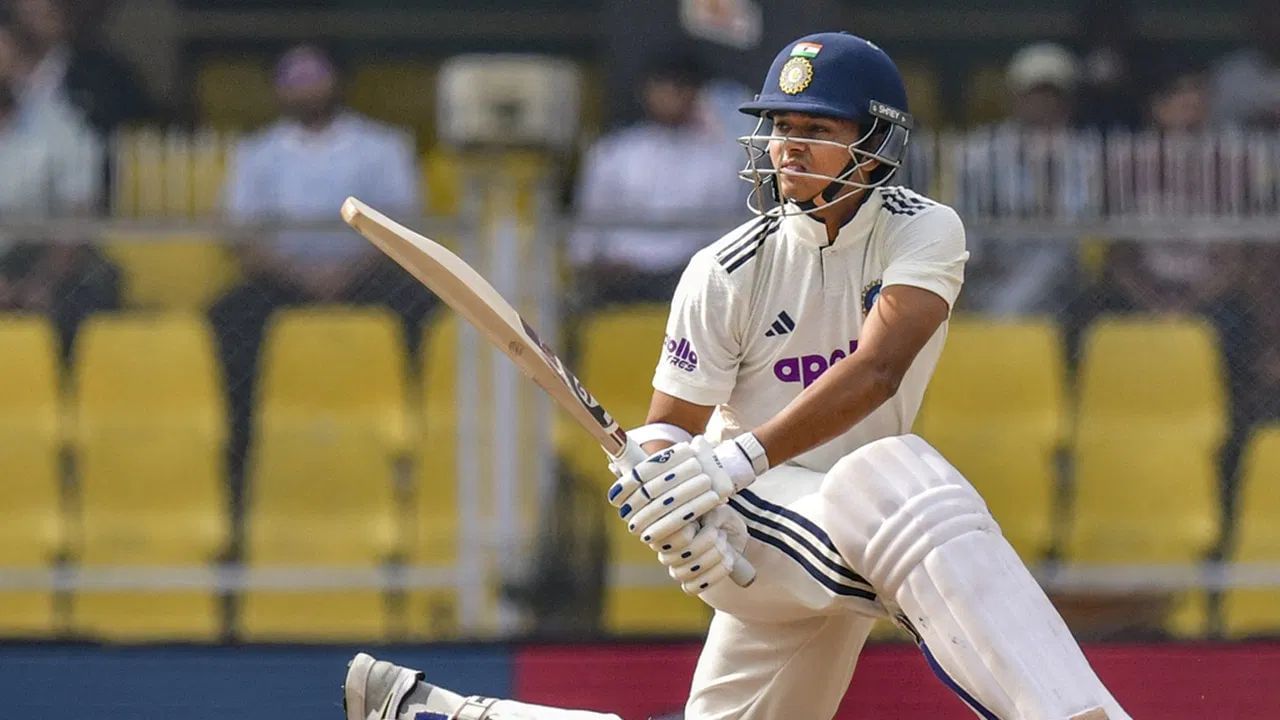 હકીકતમાં, છેલ્લા 25 વર્ષોમાં, ટીમ ઈન્ડિયાએ ભારતમાં રમાયેલી ટેસ્ટ મેચની ચોથી ઇનિંગમાં ક્યારેય 100 ઓવર રમી નથી, અને જો તેઓ ગુવાહાટીમાં હાર ટાળવા માંગતા હોય તો હવે આમ કરવું ખૂબ જ મહત્વપૂર્ણ છે.